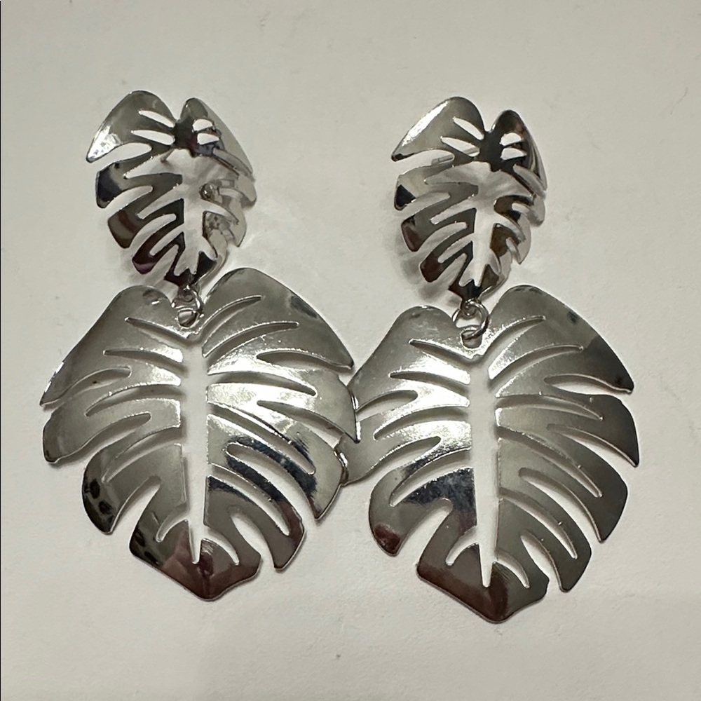 🧡Silver toned Monstera Leaf Dangle Earrings🧡